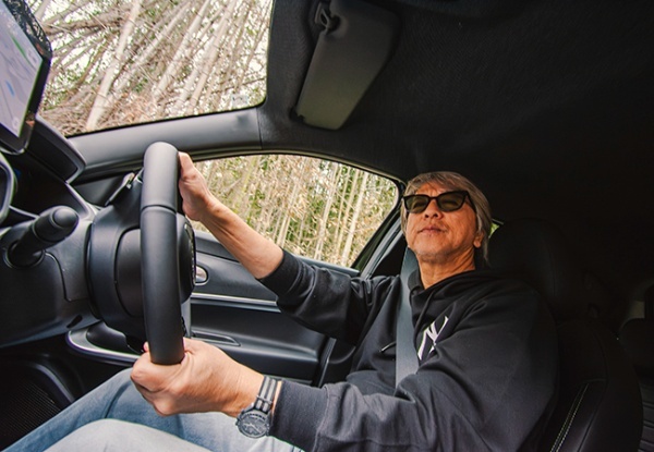 【最新モデル試乗】Jeep85周年。日常を冒険に変える「アベンジャー4×eハイブリッド」のすごい実力