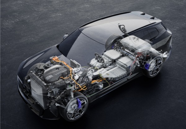 第5世代の新型BMWが本年8月に生産開始。パワートレインには48Vマイルドハイブリッド技術を採用したガソリンおよびディーゼルモデル、プラグインハイブリッドモデル、BEVモデルを設定