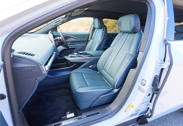 キャデラック・リリックはハッとするほど美しい造形の持ち主。BEVの先進性とラグジュアリーが華麗に融合している