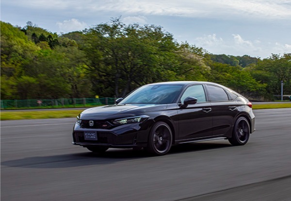 【Z世代の視点】「ホンダ・シビックe:HEV RS」は電動車なのにエンジンを感じる。S＋シフトは「クルマ好き」を増やす、素晴らしい技術と実感！