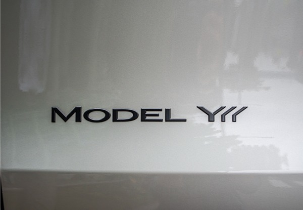 【いま買うべきSUV選び2026】テスラは新しい乗り物。「モデルY L」はすべてを独自の世界観で統一。速く、静かで、快適。全身クールだ！