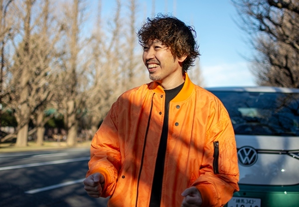 【人とクルマの物語】“VWにアメリカ西海岸を感じる”カーセンサー統括編集長、西村泰宏氏が自然体で楽しむID.BUZZとのファミリーライフ