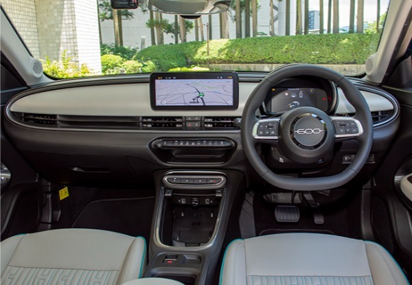 ブラックのアクセントを配してスポーティさを際立たせたボルボXC60の特別仕様車が日本上陸