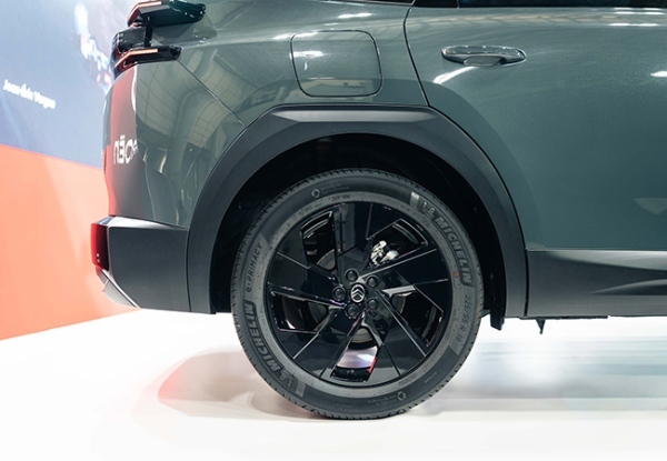 【最新モデルガイド】目指したのは卓越の快適性。「シトロエンC5エアクロス・ハイブリッド」の前衛度