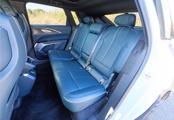 キャデラック・リリックはハッとするほど美しい造形の持ち主。BEVの先進性とラグジュアリーが華麗に融合している