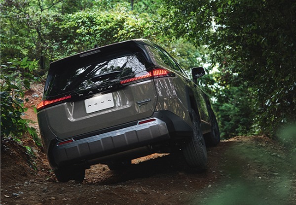 新型トヨタRAV4は、よりマルチに進化。ハイブリッドとPHEVの全4グレード構成。システム出力はハイブリッドが240ps、PHEVは329ps！