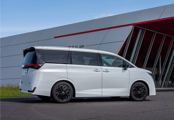 【最新モデルガイド】期待の日産エルグランドは豪華で快適、しかも走りがいい。上質なドライバーズカーの代表である！
