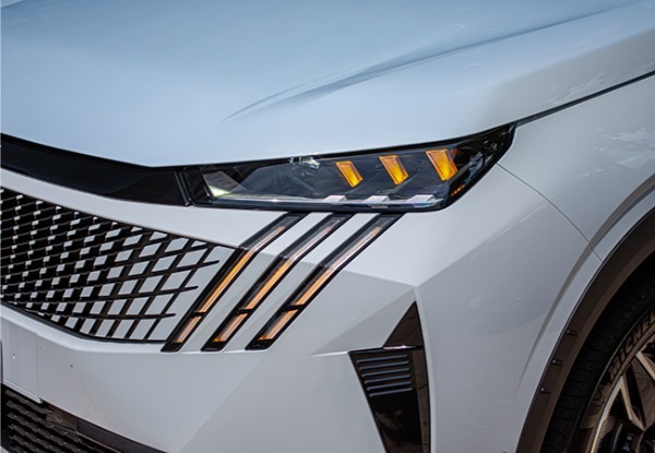 【最新モデル試乗】フランス車は面白い！ 新感覚7シーターSUV「プジョー5008」のゆとりと先進思想