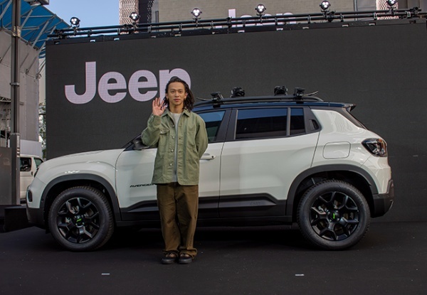 【最新モデル試乗】Jeep85周年。日常を冒険に変える「アベンジャー4×eハイブリッド」のすごい実力