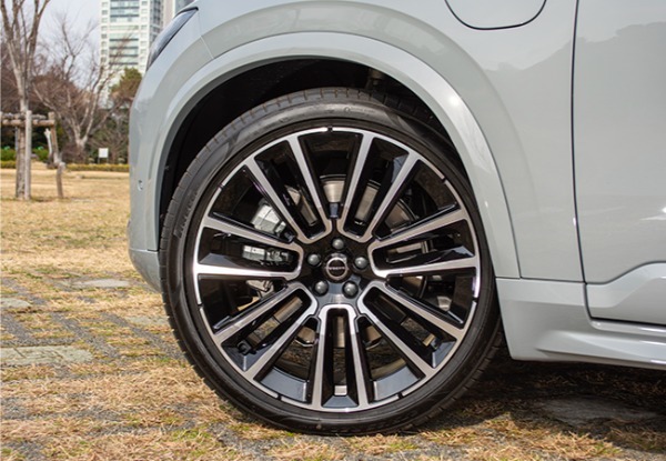 【最新モデル試乗】ボルボの最上級SUV、XC90がフレッシュに変身。若々しい味わいと高機能を体感チェック