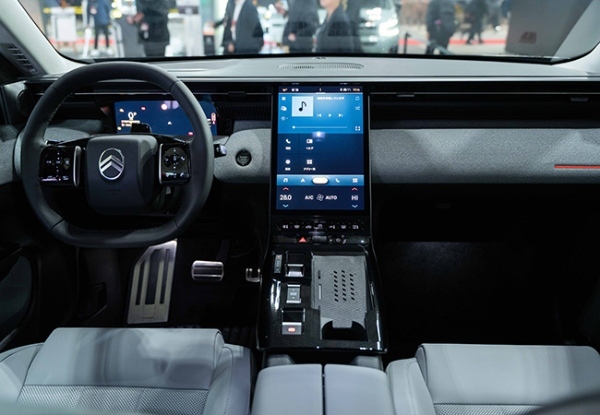 【最新モデルガイド】目指したのは卓越の快適性。「シトロエンC5エアクロス・ハイブリッド」の前衛度