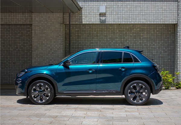ブラックのアクセントを配してスポーティさを際立たせたボルボXC60の特別仕様車が日本上陸