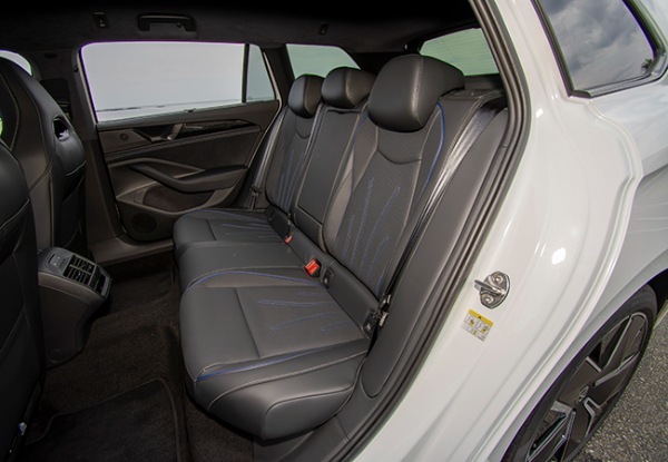 【最新モデル試乗】VWパサートTDIは環境に優しく、パワフルで経済的。走るほどに行動派ユーザーの最適解と実感