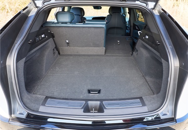 キャデラック・リリックはハッとするほど美しい造形の持ち主。BEVの先進性とラグジュアリーが華麗に融合している