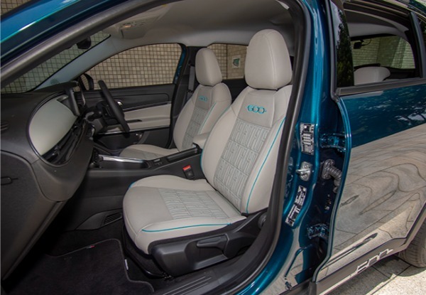 ブラックのアクセントを配してスポーティさを際立たせたボルボXC60の特別仕様車が日本上陸