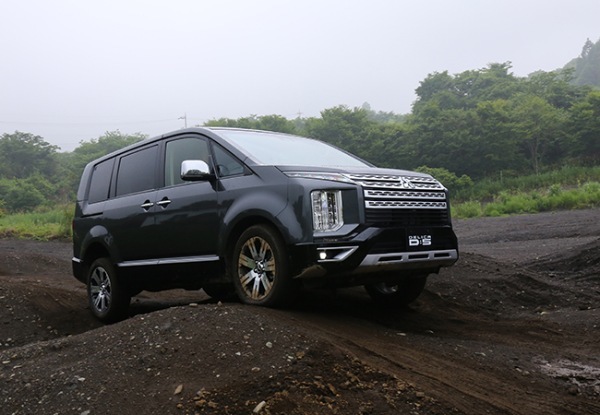 【ニッポンのSUV】三菱デリカD:5はミニバンのカタチをしたオフローダー。その存在感 は唯一無二