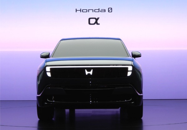 ホンダがジャパンモビリティショー2025において0シリーズの新型プロトタイプ「0 α」とホンダらしい遊び心に満ちた小型EV「Super-ONE Prototype」をワールドプレミア