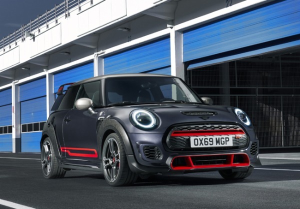 ミニ史上最速モデルの「ミニ・ジョン クーパー ワークスGP」の血統を受け継ぐ現行ミニ・クーパーの特別限定モデルが登場