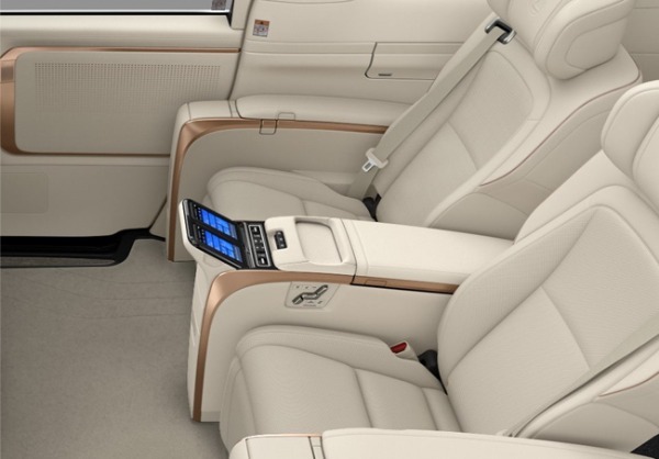 レクサスの新世代ラグジュアリームーバー「LM」が利便性と静粛性を高める一部改良を実施