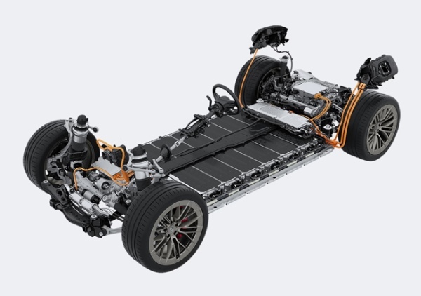 フル電動パワートレインを搭載したBEVモデルのポルシェ・カイエンが日本デビュー