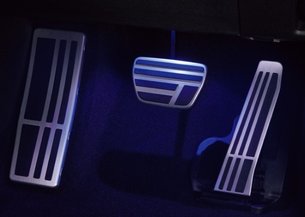 バッテリーEVのレクサスRZが大幅改良。運転する楽しさを追求した“F SPORT”を新設定