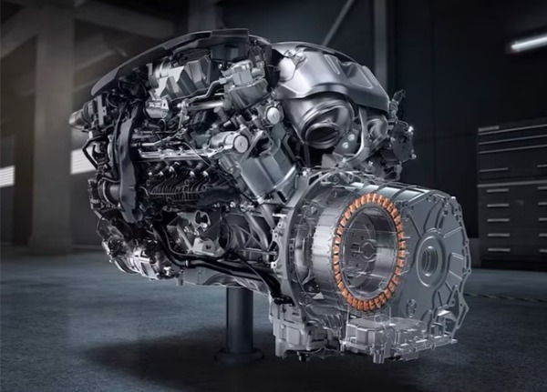 メルセデスAMG G 63として日本で初めて「AMGパフォーマンスパッケージ」を採用した特別仕様車「メルセデスAMG G 63エディション パフォーマンス」が日本上陸