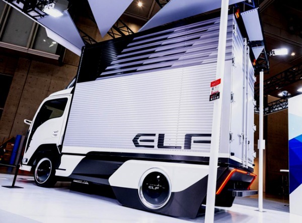 小型トラックのいすゞ・エルフをベースとした純正コンセプトパーツ装着車両の「ELF FUTURE ACCESSORIES EDITION」と「ELFmio OUTDOOR EDITION」が初公開