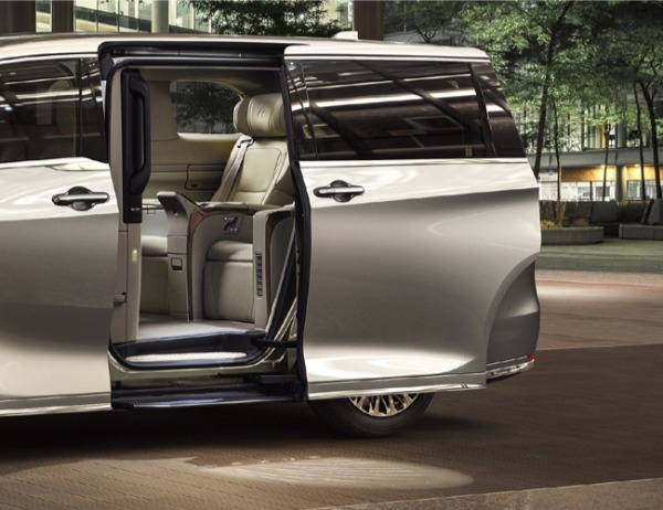 レクサスの新世代ラグジュアリームーバー「LM」が利便性と静粛性を高める一部改良を実施