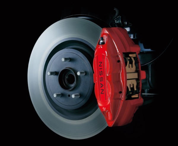 日産スカイラインが仕様変更を実施。合わせて特別限定車「400R Limited」をリリース