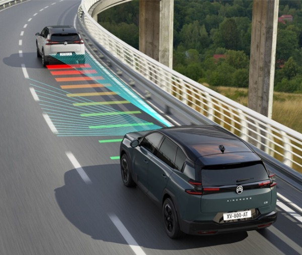 シトロエンの新世代フラッグシップモデルの新型C5エアクロスが日本デビュー