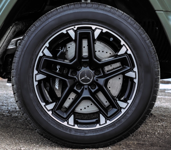 プロフェッショナル仕様のルーフラゲッジとスペアタイヤホルダーを装備したメルセデスAMG G 63の限定モデルが日本上陸