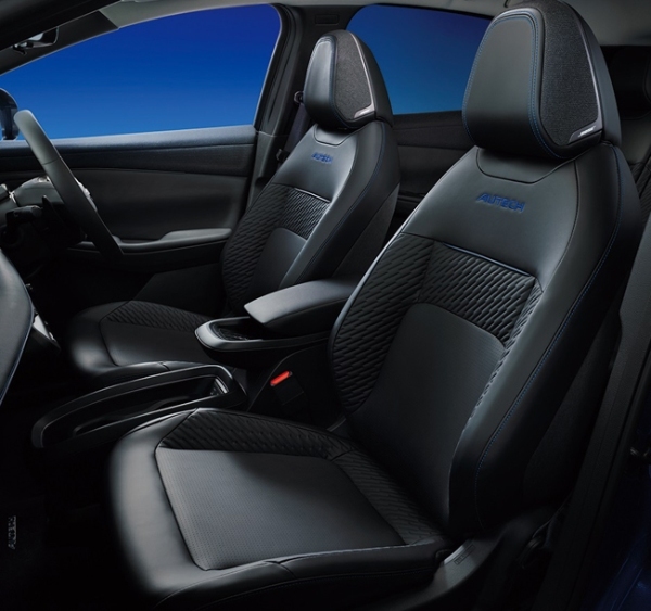 日産リーフに総電力量55kWhのリチウムイオンバッテリーを搭載した「B5」グレードをラインアップ。車両価格は438万9000円～に設定