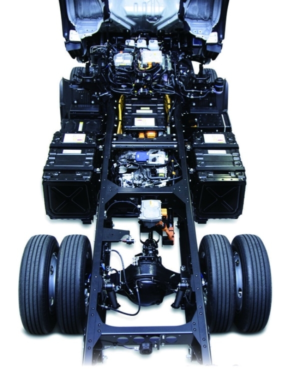 国産小型トラックの代表格「いすゞ・エルフ」がフルモデルチェンジ。初のEVモデルも登場