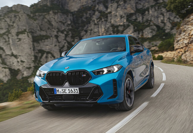 商品改良を図ったBMW X6が日本デビュー。48Vマイルドハイブリッドシステムを搭載した2タイプのMモデルを設定